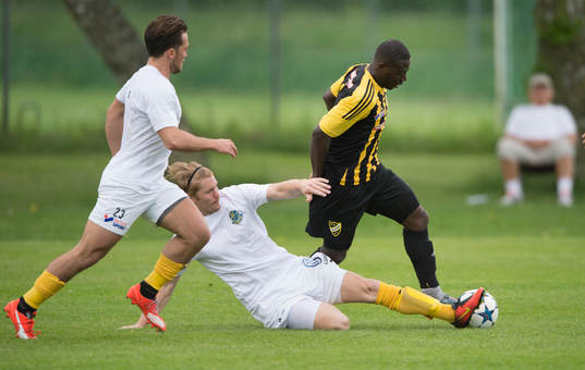 IFK Hässleholms Mike Andrew i matchen i division 2 mellan
