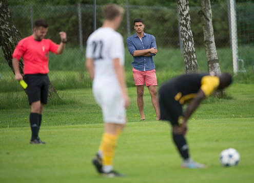 IFK Hässleholms nyförvärv Tommy Filipovic kollar matchen