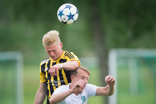 IFK Hässleholms Linus Svensson i matchen i division 2