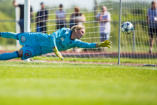 Ängelholms målvakt Linus Müller försöker fånga bollen