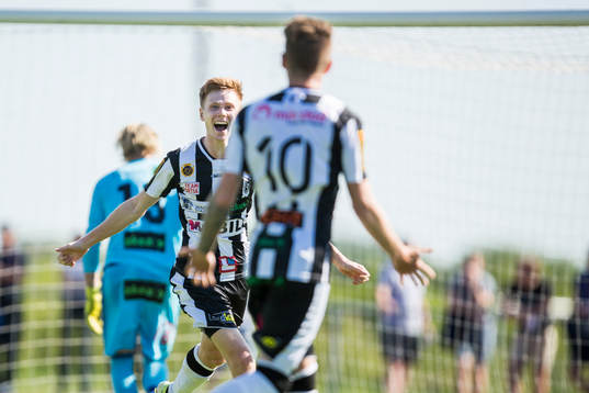 Landskronas Dennis Olofsson jublar