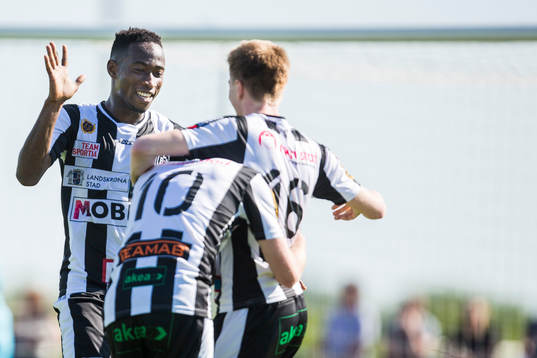Landskronas Dennis Olofsson jublar med lagkamrater