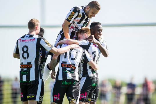 Landskronas Dennis Olofsson jublar med lagkamrater