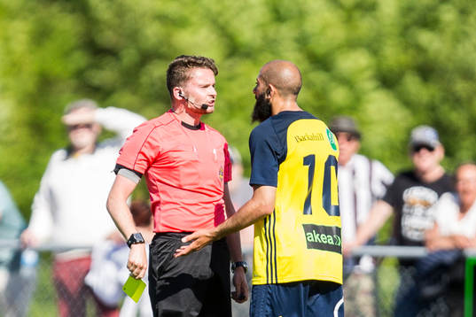 Domare Joakim Östling i diskussion med Ängelholms Akram