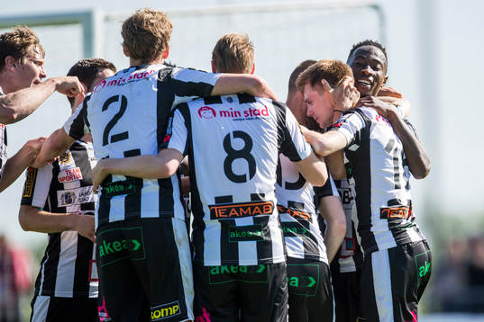 Landskronas Dennis Olofsson jublar med lagkamrater