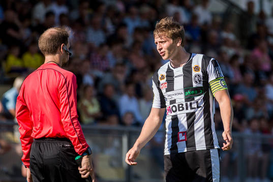 Landskronas Philip Andersson diskuterar med linjedomaren