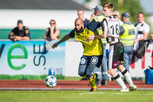 Ängelholms Akram Mansour och Landskronas Dennis Olofsson