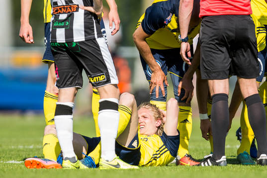 Ängelholms Andreas Karlsson blir liggandes