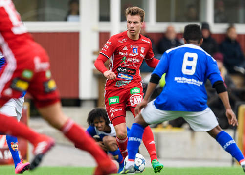 Piteås Alex Naylor med bollen