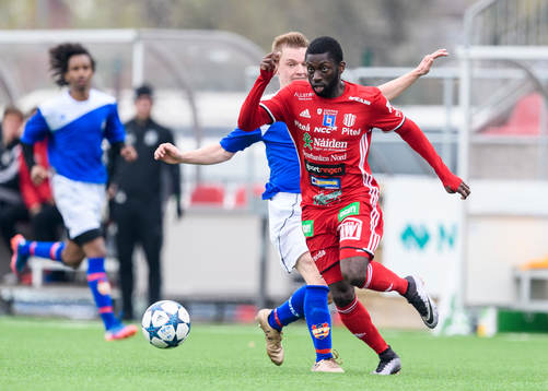 Piteås Samuel Naiwo med bollen