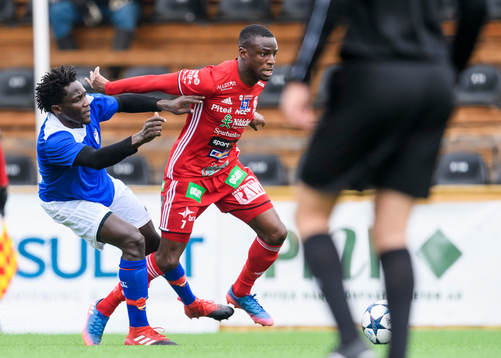 Piteås Moses Duckrell håller undan Härnösands Tinat