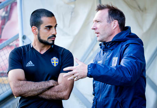 9 Domaren Mohammed Al-Hakim i samtal med Sirius tränare