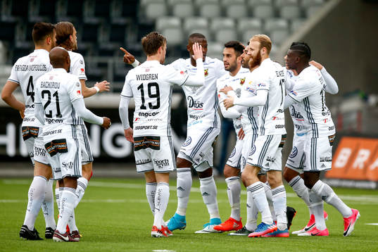 Östersunds Brwa Nouri jublar med lagkamrater