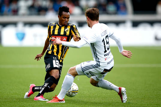 Häckens Nasiru Mohammed och Östersunds Dennis Widgren