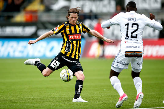 Häckens Erik Friberg och Östersunds Ken Sema