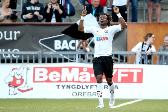 9 Örebros Kennedy Igboananike jublar