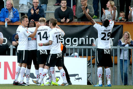 9 Örebros Kennedy Igboananike jublar med lagkamrater
