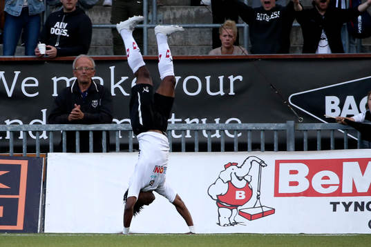 9 Örebros Kennedy Igboananike jublar