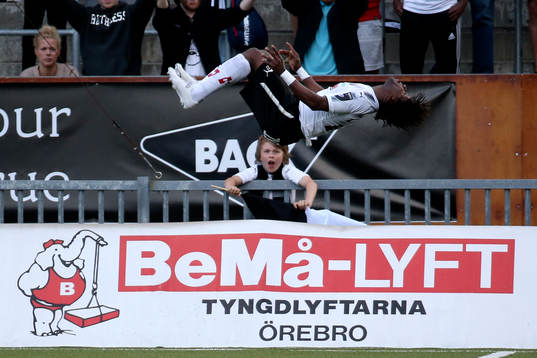 9 Örebros Kennedy Igboananike jublar