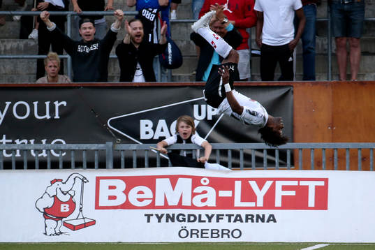 9 Örebros Kennedy Igboananike jublar