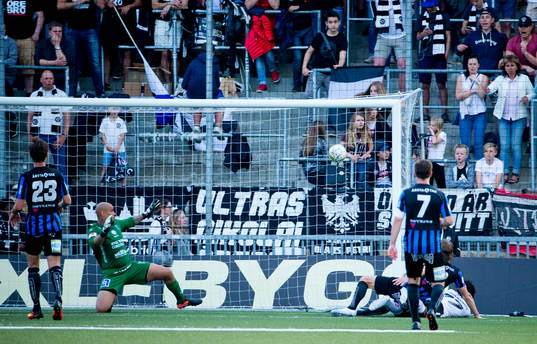 9 Örebros Kennedy Igboananike gör 1-0