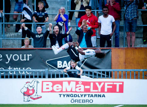 9 Örebros Kennedy Igboananike gör en volt
