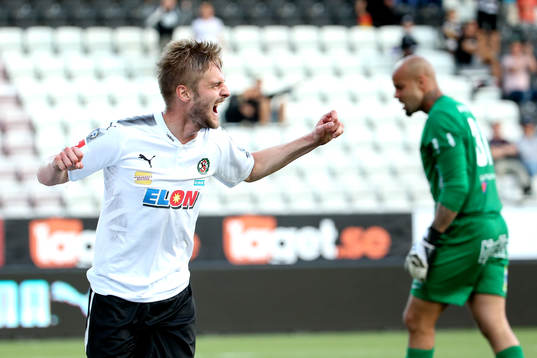 9 Örebros Johan Mårtensson jublar