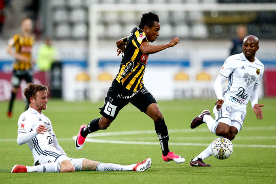 Häckens Nasiru Mohammed och Östersunds Dennis Widgren