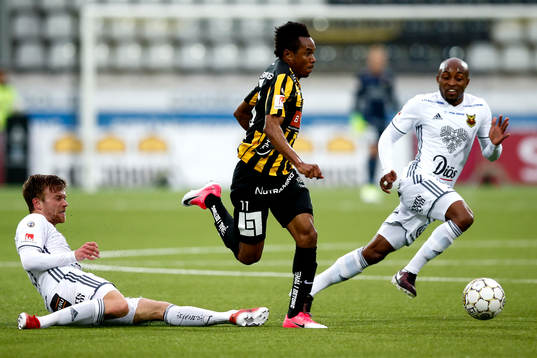 Häckens Nasiru Mohammed och Östersunds Dennis Widgren