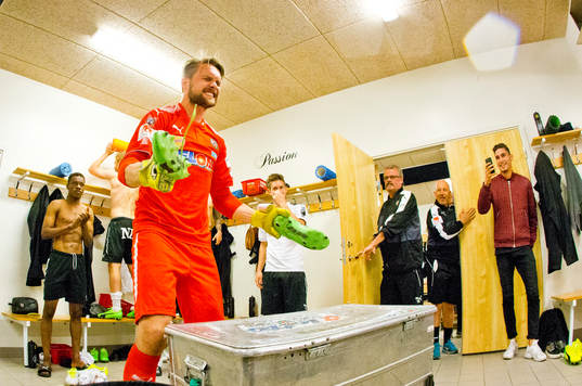 9 Örebros målvakt Oscar Jansson jublar i