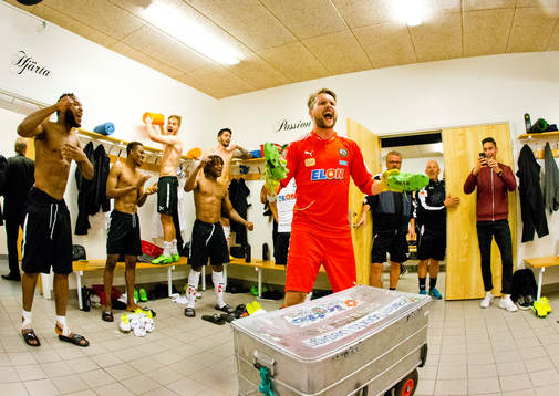 9 Örebros målvakt Oscar Jansson och Kennedy Igboananike