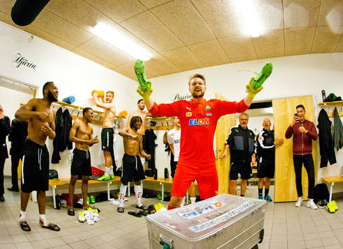 9 Örebros målvakt Oscar Jansson och Kennedy Igboananike