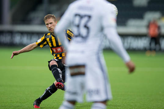 Häckens Rasmus Lindgren skjuter en frispark i ribban
