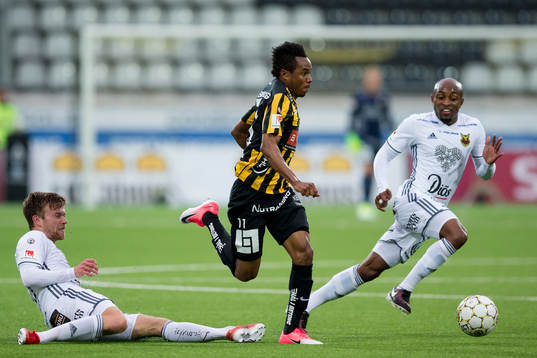 Häckens Nasiru Mohammed före Östersunds Dennis Widgren