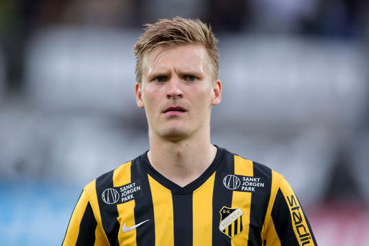 Häckens Juhani Ojala på line up innan fotbollsmatchen i