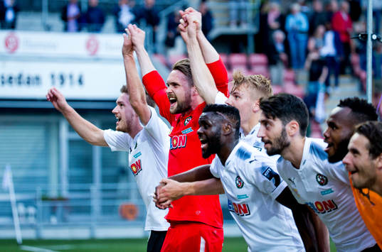 9 Örebros målvakt Oscar Jansson jublar