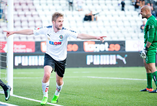9 Örebros Johan Mårtensson jublar