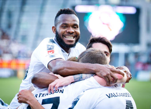 9 Örebros Michael Junior Omah jublar
