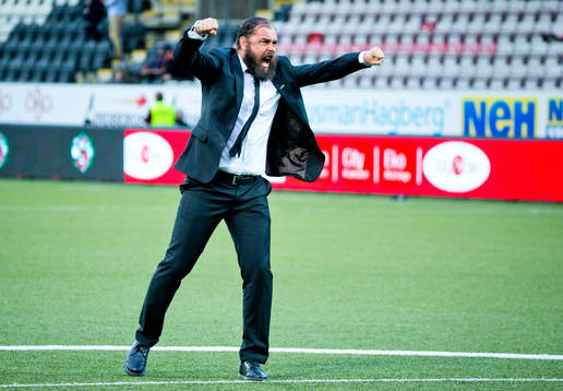 9 Örebros tränare Alexander Axén jublar