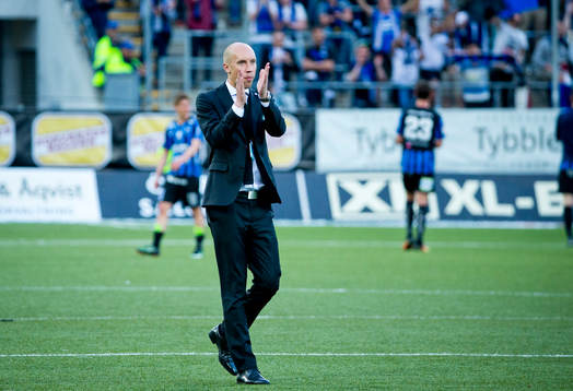 9 Örebros VD Simon Åström jublar