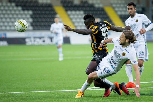 Östersunds Tom Pettersson tacklar Häckens Alhassan Kamara