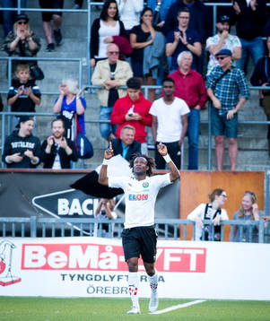 9 Örebros Kennedy Igboananike jublar
