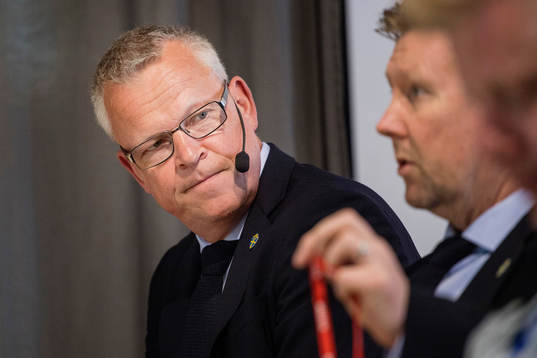 Sveriges förbundskapten Janne Andersson pratar med