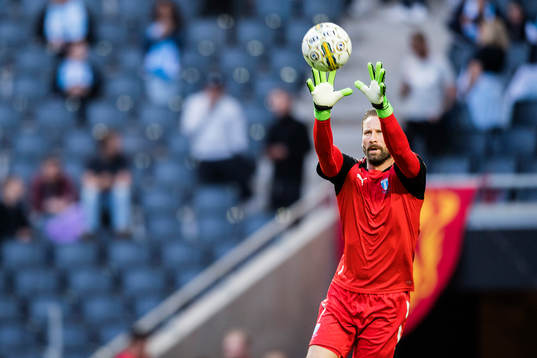 Malmö FFs målvakt Johan Wiland värmer upp