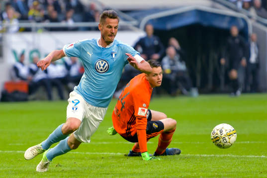 s målvakt Oscar Linnér men lyckas inte få bollen i mål
