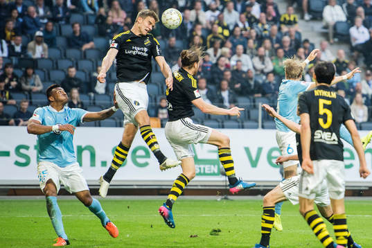 s Eero Markkanen och Nils-Eric Johansson i en nickduell mot