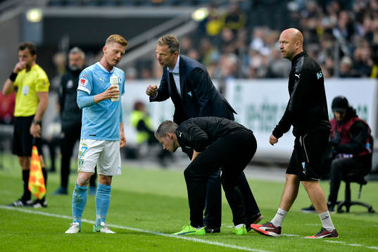 Malmö FFs Anders Christiansen får instruktioner från