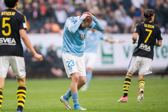 Malmö FFs Jo Inge Berget tar sig för huvudet