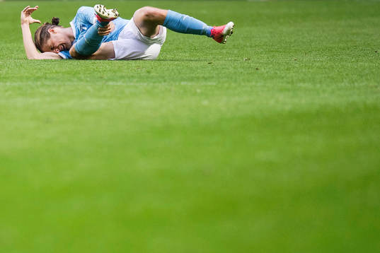 Malmö FFs Pawel Cibicki får ont