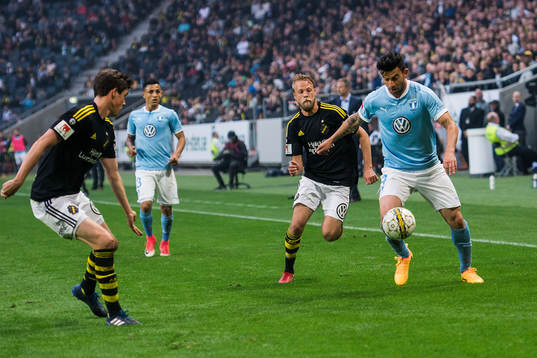 s Daniel Sundgren mot Malmö FFs Behrang Safari